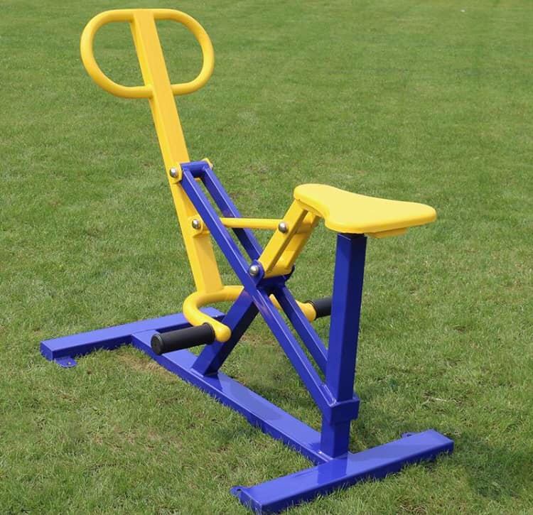 中国の公園に備え付けの健康遊具(器具?)について